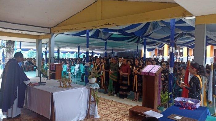 SMAS Katolik Regina Pacis Bajawa melepas lulusan tahun 2025 dengan Misa Perutusan, Senin (24/3/2025).