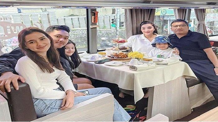 POSE BERSAMA - Potret kebersamaan Keluarga The Hermansyah dengan Sarah Menzel. Ashanty Ajak Sarah Menzel ke Bandung, Istri Anang Hermansyah Dipuji Tak Salah Pilih Calon Mantu untuk Azriel Hermansyah.