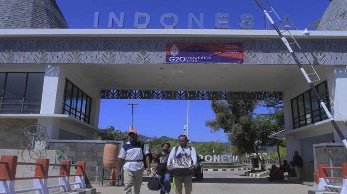 Sejumlah warga melintasi perbatasan Indonesia di Pos Lintas Batas Negara Terpadu (PLBNT) Mota Ain, Desa Silawan, Kabupaten Belu NTT, Senin (23/5/2022). Layanan bus Damri rute Kota Kupang NTT menuju Dili, ibu kota negara Timor Leste, dan sebaliknya mulai beroperasi pada 30 Maret 2023.
