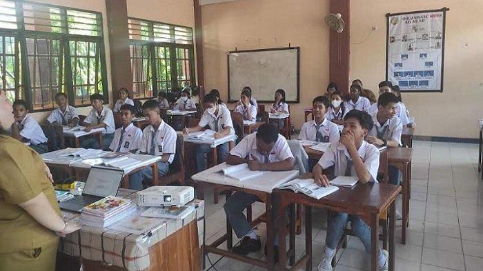 SMA GIOVANNI - Siswa-siswi SMA Giovanni Kupang saat mengikuti kegiatan belajar mengajar.