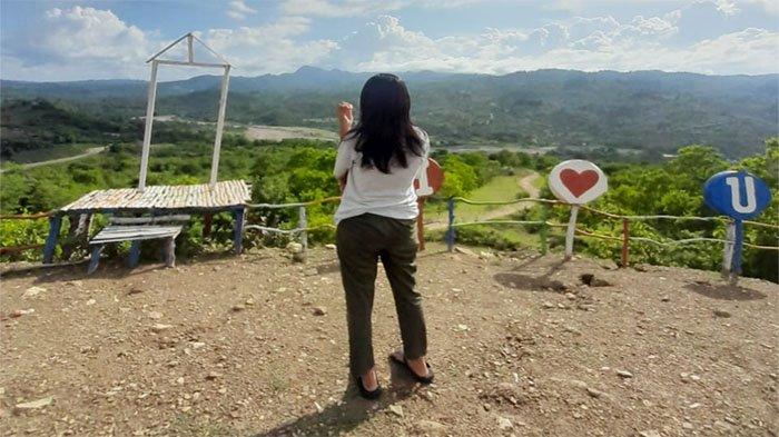Seorang wisatawan di bukit Noel Ekat