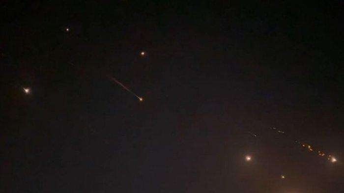 Kompas.com - 14/04/2024, 08:12 WIB Irawan Sapto Adhi Penulis 2 Lihat Foto Video yang diambil dari AFPTV yang diambil pada tanggal 14 April 2024 ini menunjukkan ledakan-ledakan yang menerangi langit di Hebron, wilayah Palestina, selama serangan Iran terhadap Israel. Garda Revolusi Iran mengkonfirmasi pada 14 April 2024 bahwa serangan pesawat tak berawak dan rudal sedang berlangsung terhadap Israel sebagai pembalasan atas serangan pesawat tak berawak yang mematikan pada 1 April di konsulat Damaskus.