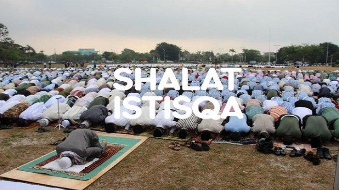 Imam sholat istisqa membacakan doa di depan warga