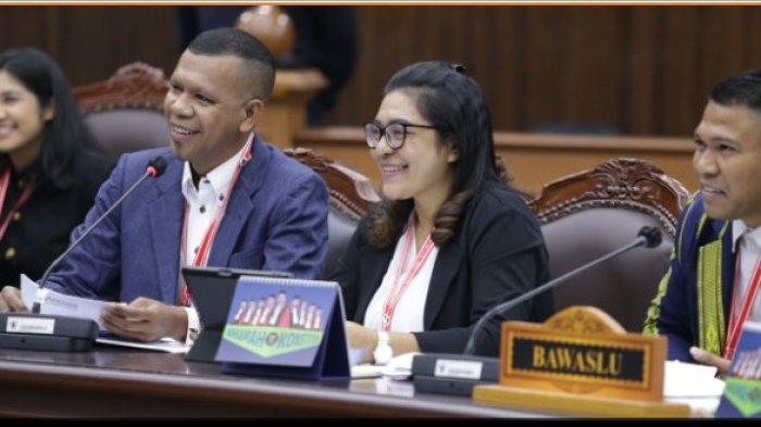 Komisioner Bawaslu Kabupaten Belu, Agustinus Bau (ketiga kanan) saat membacakan keterangan pada sidang Perkara Nomor 100/PHPU.BUP-XXIII/2025 Perselisihan Hasil Pemilihan Umum Bupati Belu di Ruang Sidang Panel 3 MK, Kamis (23/1/2025).