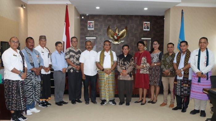 Panitia pentahbisan Uskup Agung Kupang  bertemu Penjabat Wali Kota Kupang, Fahrensy Priestley Funay di Kupang, Jumat (5/4/2024).