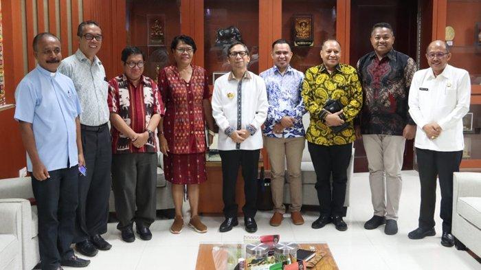 Panitia pentahbisan Uskup Agung Kupang  bertemu Penjabat Gubernur Nusa Tenggara Timur (NTT), Ayodhia GL Kalake di Kupang, Jumat (5/4/2024).