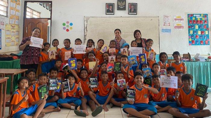 SISWA SEKOLAH - Siswa SDN Kelapa Lima Kota Kupang NTT foto bersama guru dan staf IEPF. Siswa siswa berterima kasih karena mendapat bantun dari siswa SD Yamamuro Jepang.