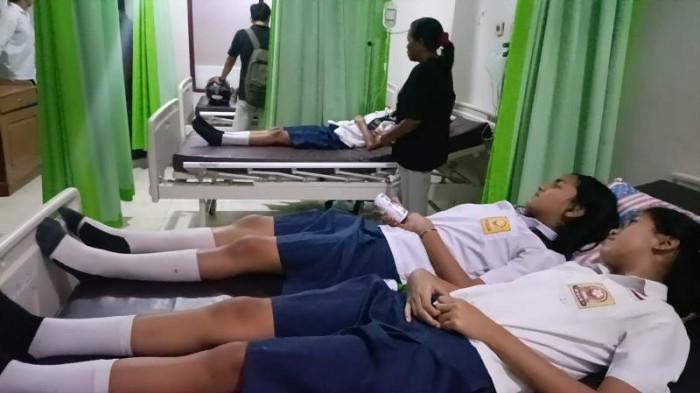TERBARING - Tampak siswa-siswi SMPN 8 Kupang sedang terbaring di RSU Mamami Kota Kupang. Mereka diduga keracunan setelah mengonsumsi Makan Bergizi Gratis (MBG).