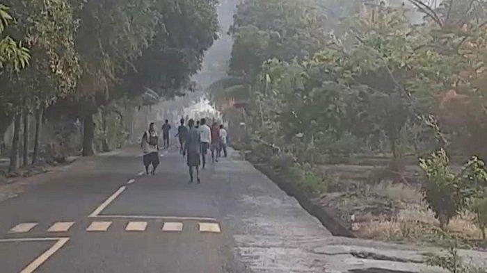 Situasi perang tanding antara warga Desa Bugalima dan Ilepati di Kecamatan Adonara Barat, Pulau Adonara, Kabupaten Flores Timur, Senin, 21 Oktober 2024.