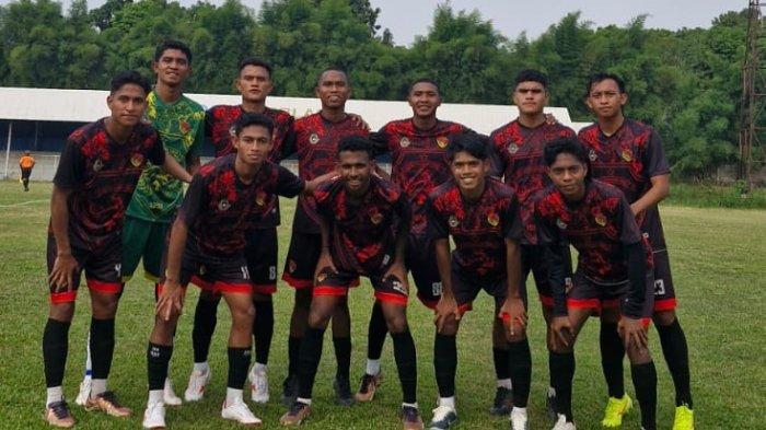 Skuad Tim Bola Kaki PON NTT pose bersama sebelum laga uji coba melawan Jawa Barat, Tim PON NTT diarsiteki Adnan Mahing mantan pemain Persikota dan Persija