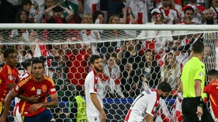 Gelandang  Spanyol Rodri berselebrasi seusai mencetak gol pertama timnya melewati kiper Georgia Giorgi Mamardashvili pada 16 besar Euro 2024 antara Spanyol vs Georgia di Stadion Cologne di Cologne pada Minggu 30 Juni 2024. Spanyol menang 4-1.