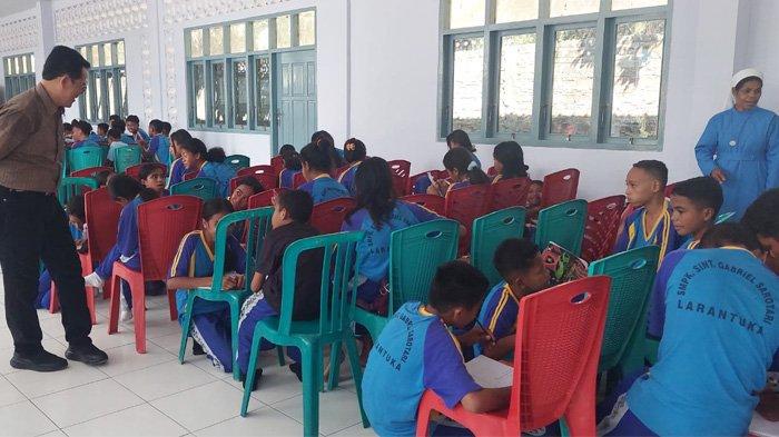 Guru dan penulis, St. Kartono membimbing dan memotivasi para siswa SMPK Sint. Gabriel Larantuka dalam latihan menulis di sekolah tersebut, Rabu 28 September 2023.