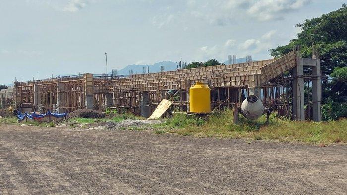 PROYEK - Lokasi proyek pembangunan tribun di Stadion Ile Mandiri, Larantuka, Kabupaten Flores Timur, NTT, Selasa, 20 Mei 2025.