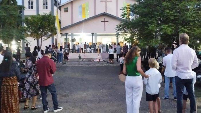 PASKAH SAMBIL BERLIBUR - Suasana Misa Sabtu Suci di Gereja Katedral Roh Kudus Labuan Bajo. Sejumlah turis mancanegara terlihat mengikuti misa tersebut. Sabtu (19/4/2025). 
 