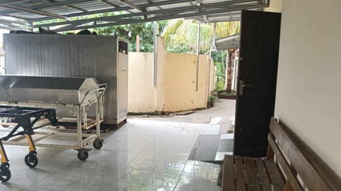 RUANG JENAZAH - Situasi ruang jenazah RS Bhayangkara Titus Uly Kupang tampak sepi. Jenazah Aprion masih menunggu dokter untuk diautopsi.