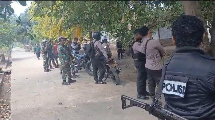 Suasana konflik tanah sengketa yang melibatkan dua Desa yakni Desa Bugalima dan Desa Ile Pati Kecamatan Adonara Barat, Kabupaten Flores Timur, NTT, Senin 21 Oktober 2024.
 