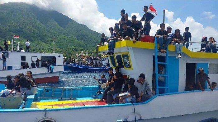 Suasana prosesi laut Semana Santa Larantuka, Flores Timur, Jumat, 29 Maret 2024.
