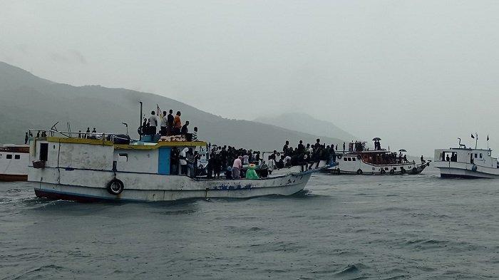 Suasana prosesi laut Semana Santa di tengah hujan. Umat menaiki kapal saat mengarak peti Yesus dari Kapela Tuan Meninu ke Pantai Kuce, di Larantuka, Flores Timur, NTT, Jumat, 18 April 2025.