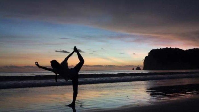 Sunset di Pantai Tarimbang, Sumba Timur, Nusa Tenggara Timur, Sabtu (13/12/2014). Pantai Tarimbang merupakan salah satu tujuan wisata yang bisa dicapai melalui perjalanan darat selama 4 jam dari Waingapu.