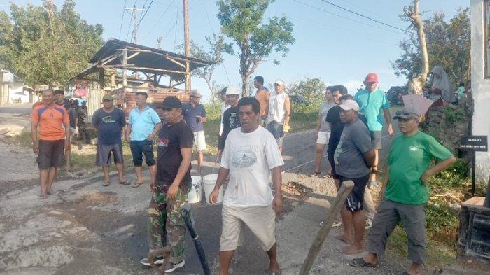 KERJA BAKTI - Warga RW 6 dan RW 13, Kelurahan Kolhua, Kecamatan Maulafa, Kota Kupang kerja bakti memperbaiki jalan yang rusak di perumahan Lopo Indah, Sabtu petang (7/6/2025).