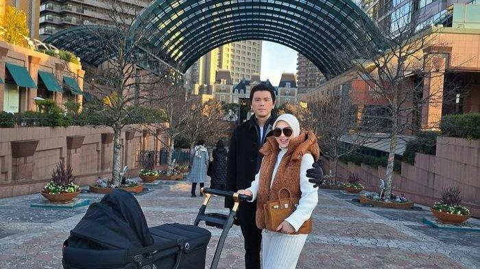 Syahrini dan Reino Barack pulang kampung ke Jepang di awal tahun 2025.