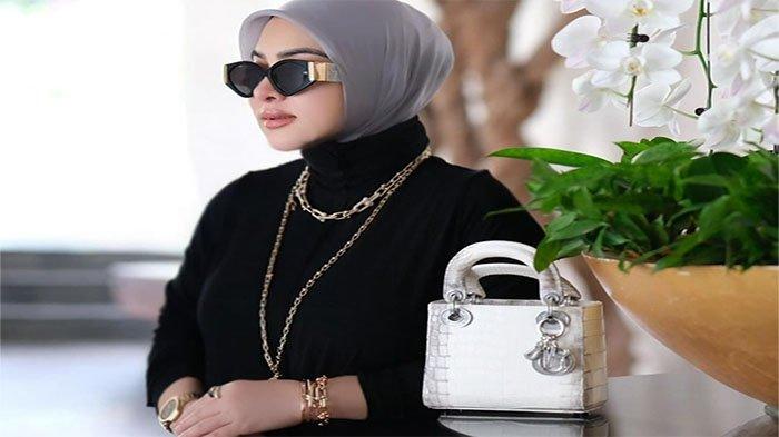Syahrini makin cetar saat pakai gelang rantai harga miliaran