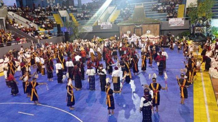 Ikatan Keluarga Ngada atau IKADA Kupang menggelar acara syukuran Reba di Kupang di GOR Flobamora Oepoi Kota Kupang.