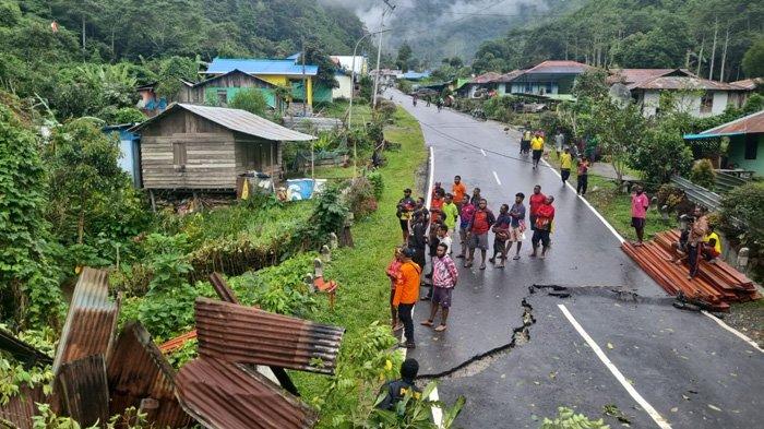 Tim gabungan mengevakuasi warga terdampak tanah longsor yang terjadi di Kampung Mitiede, Distrik Minyawbouw, Kabupaten Pegunungan Arfak, Provinsi Papua Barat, Minggu (26/5).