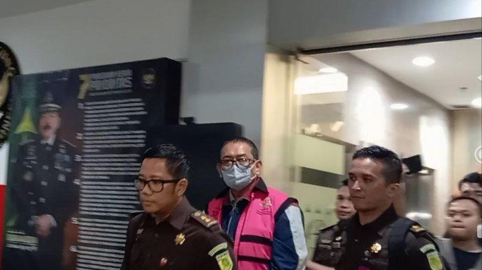 TERSANGKA TIAN BAHTIAR - Direktur Pemberitaan JAK TV sekaligus tersangka, Tian Bahtiar saat digiring ke mobil tahanan di depan Gedung Kartika Kejaksaan Agung, Jakarta, Selasa (22/4/2025)()