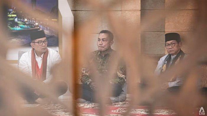 Tiga kandidat bersaing untuk menjadi gubernur Jakarta berikutnya: Ridwan Kamil (kiri), Dharma Pongrekun (tengah) dan Pramono Anung (kanan), terlihat di sini pada sebuah acara di Mapolda Metro Jaya pada 21 November 2024.