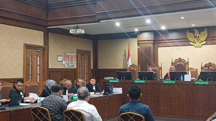 TIGA HAKIM - Tiga hakim Pengadilan Negeri Surabaya, Erintuah Damanik (kiri), Mangapul (tengah), dan Heru Hanindyo (kanan) saat menjalani sidang dengan agenda tuntutan di Pengadilan Tipikor Jakarta Pusat, Selasa (22/4/2025).