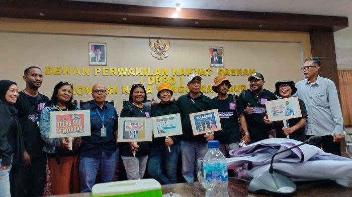TOLAK REVISI UU PENYIARAN -- Forum Jurnalis Pengawal Reformasi NTT atau FJPR NTT mendatangi DPRD NTT, Jumat (7/6), untuk memberi aspirasi, menolak Revisi UU Penyiaran yang tengah digodok DPR RI. FJPR NTT diterima oleh Komisi I DPRD NTT.