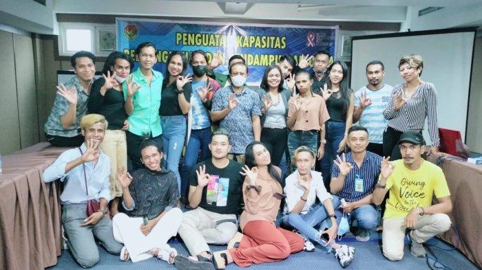 DESSY TAFULI -- Transpuan Dessy Aurelia Tafuli alias Oktovianus Tafuli (berdiri kedua dari kiri), semasa hidupnya, berfoto bersama dengan teman-teman Komunitas Independen Men of Flobamorata (IMoF) NTT. (POS KUPANG/HO IMOF NTT)