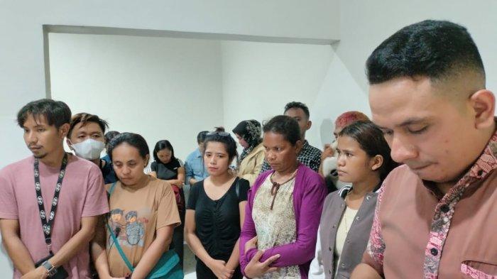 Sejumlah sahabat, keluarga dan anggota Komunitas IMoF NTT, saat mendoakan jenazah Dessy alias Oktavianus, di kamar jenazah RS Leona Kupang, Sabtu (23/12) sore.