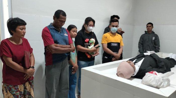 Sejumlah sahabat, keluarga dan anggota Komunitas IMoF NTT, saat mendoakan jenazah Dessy alias Oktavianus, di kamar jenazah RS Leona Kupang, Sabtu (23/12) sore.