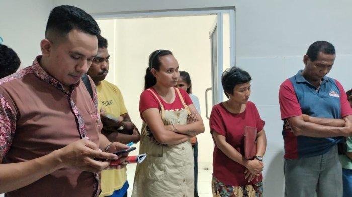 Sejumlah sahabat, keluarga dan anggota Komunitas IMoF NTT, saat mendoakan jenazah Dessy alias Oktavianus, di kamar jenazah RS Leona Kupang, Sabtu (23/12) sore.