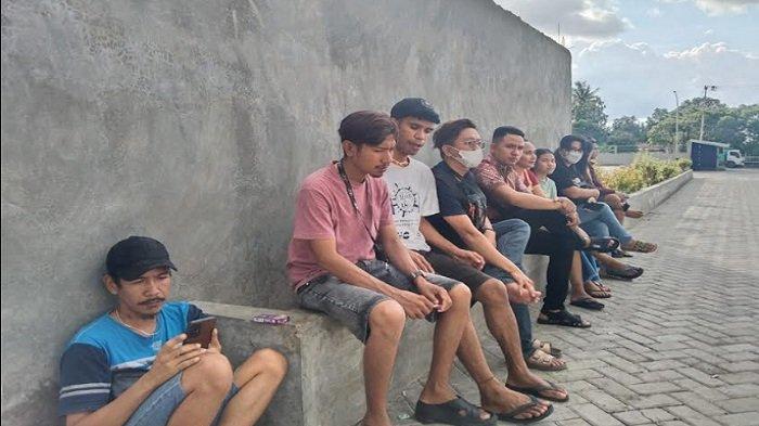 Tampak, beberapa teman dari korban transpuan Dessy Aurelia sedang menunggu jenazah di RS Leona Kupang.