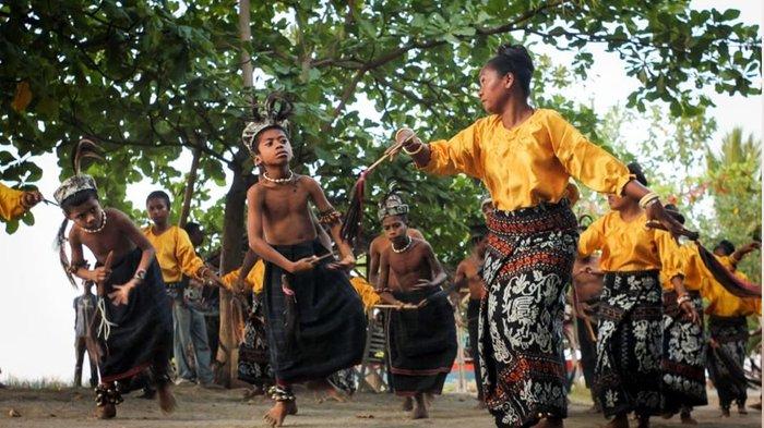 PERTUNJUKAN - Penari dari sanggar Desa Doka Kabupaten Sikka menampilkan Tari Hegong saat kunjungan wisatawan ke daerah itu.