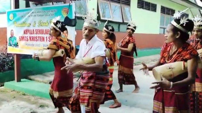 TARIAN LIKURAI -Pemaria Likurai menyambut kehadiran kepala sekolah dan mantan kepala sekolah SMAS Kristen 1 SoE pada acara serah terima di aula sekolah itu, Sabtu, 15 Juli 2023.