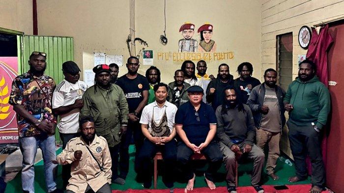 Ketua Umum Forkoma PMKRI, Hermawi Taslim (tengah depan) bertopi) berfoto bersama Anggota PMKRI Cabang Jayawijaya, Kamis (7/11/2024).