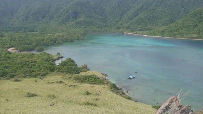 
Teluk Tekaka terletak di Desa Nanga Bere, Kecamatan Lembor Selatan, Kabupaten Manggarai Barat. 
