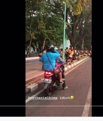 TEPUK PRAMUKA - Viral Momen Anak Pramuka Disuruh Tepuk Pramuka oleh Seorang Pengendara Sepeda Motor