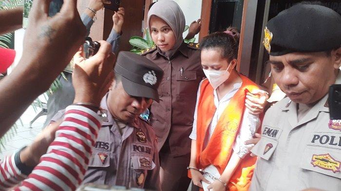 FANI - Tersangka Fani dikawal ketat jaksa dan polisi menuju ke mobil tahanan di Kejari Kota Kupang, menuju ke Lapas Perempuan Kupang, Kamis (12/6/2025) .