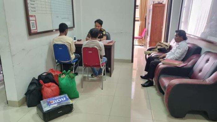 PENYERAHAN TERSANGKA - Penyidik Polres Ngada menyerahkan tersangka dan barang bukti pemalsuan uang Palsu di Kejari Ngada, Selasa (8/7/2025).