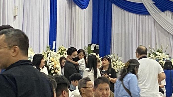 Thania digendong oleh Giorgio Antonio, kekasih Sarwendah