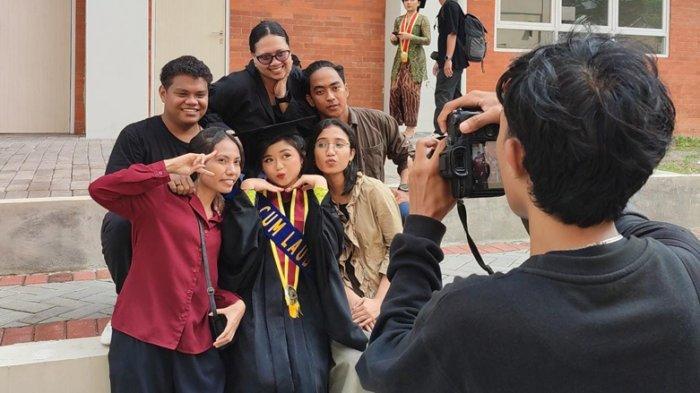 LULUSAN TERBAIK - Tian Bita Usfinit pose bersama keluarga dan kerabatnya seusai wisuda di Universitas Atmajaya Yogyakarta, Sabtu (31/5/2025). Dia menjadi wisudawati terbaik atau cum laude program pascasarjana dengan nilai atau IPK sempurna, 4.0.