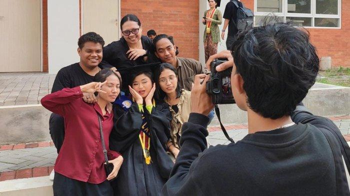 LULUSAN TERBAIK - Tian Bita Usfinit pose bersama keluarga dan kerabatnya seusai wisuda di Universitas Atmajaya Yogyakarta, Sabtu (31/5/2025). Dia menjadi wisudawati terbaik atau cum laude program pascasarjana dengan nilai atau IPK sempurna, 4.0.