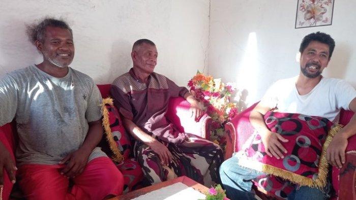 Tiga nelayan Desa Papela, Kecamatan Rote Timur, Kabupaten Rote Ndao, dari kiri ke kanan: Muhammad Yamin Noto, Syarif bin Simmi dan Ruslan Simin.