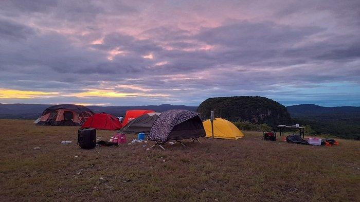 Tim IMI NTT saat berada di obyek wisata Bukit Fatukopa di Kabupaten Timor Tengah Selatan, Minggu, 9 April 2023.