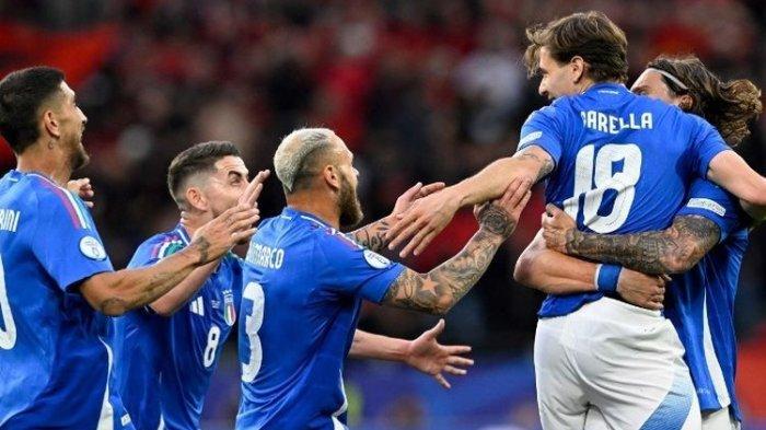 Pemain Timnas Italia merayakan gol Nicolo Barrella dalam laga Grup B Euro 2024 antara Italia vs Albania di Stadion BVB, Dortmund, 15 Juni 2024.